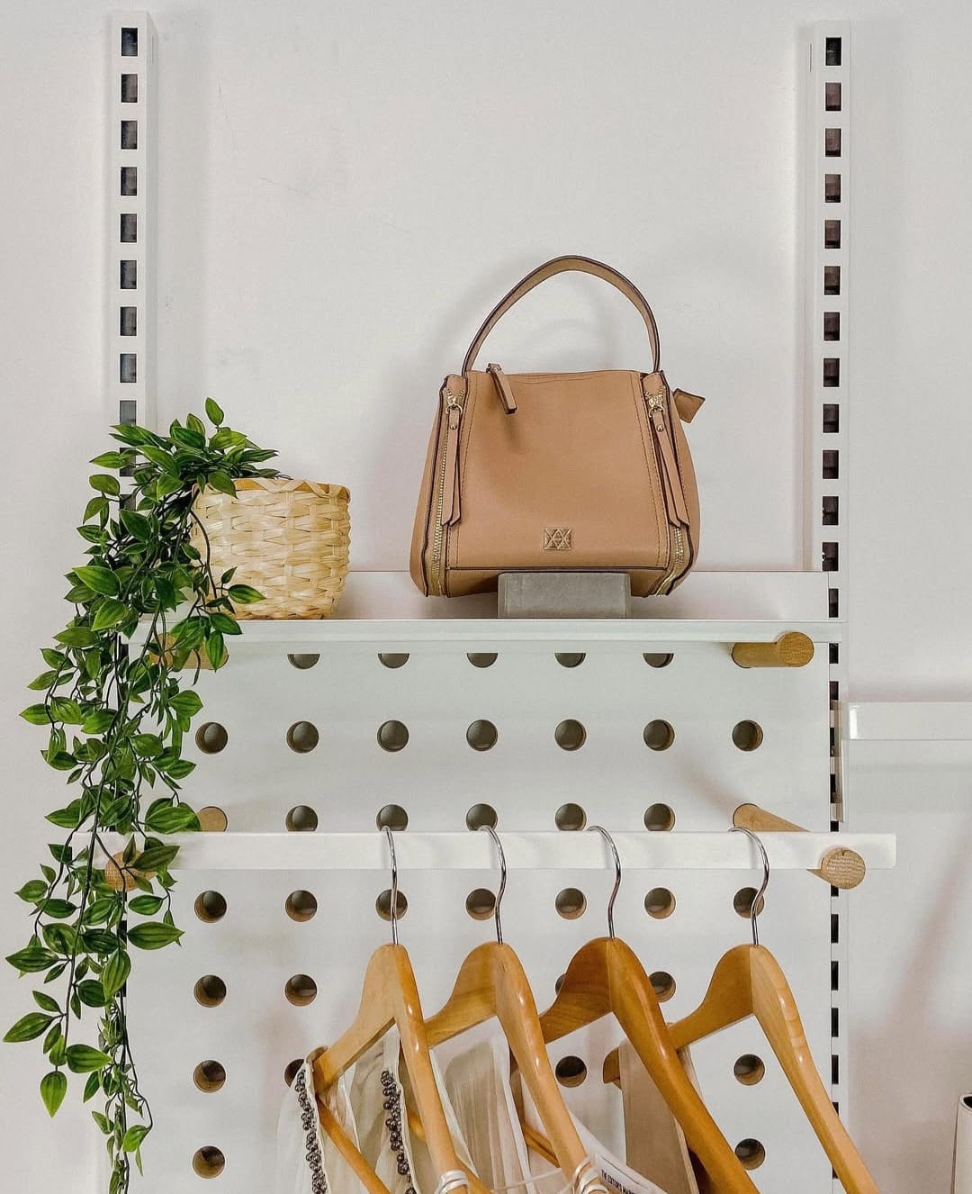 Peggie Hangrail, 820W